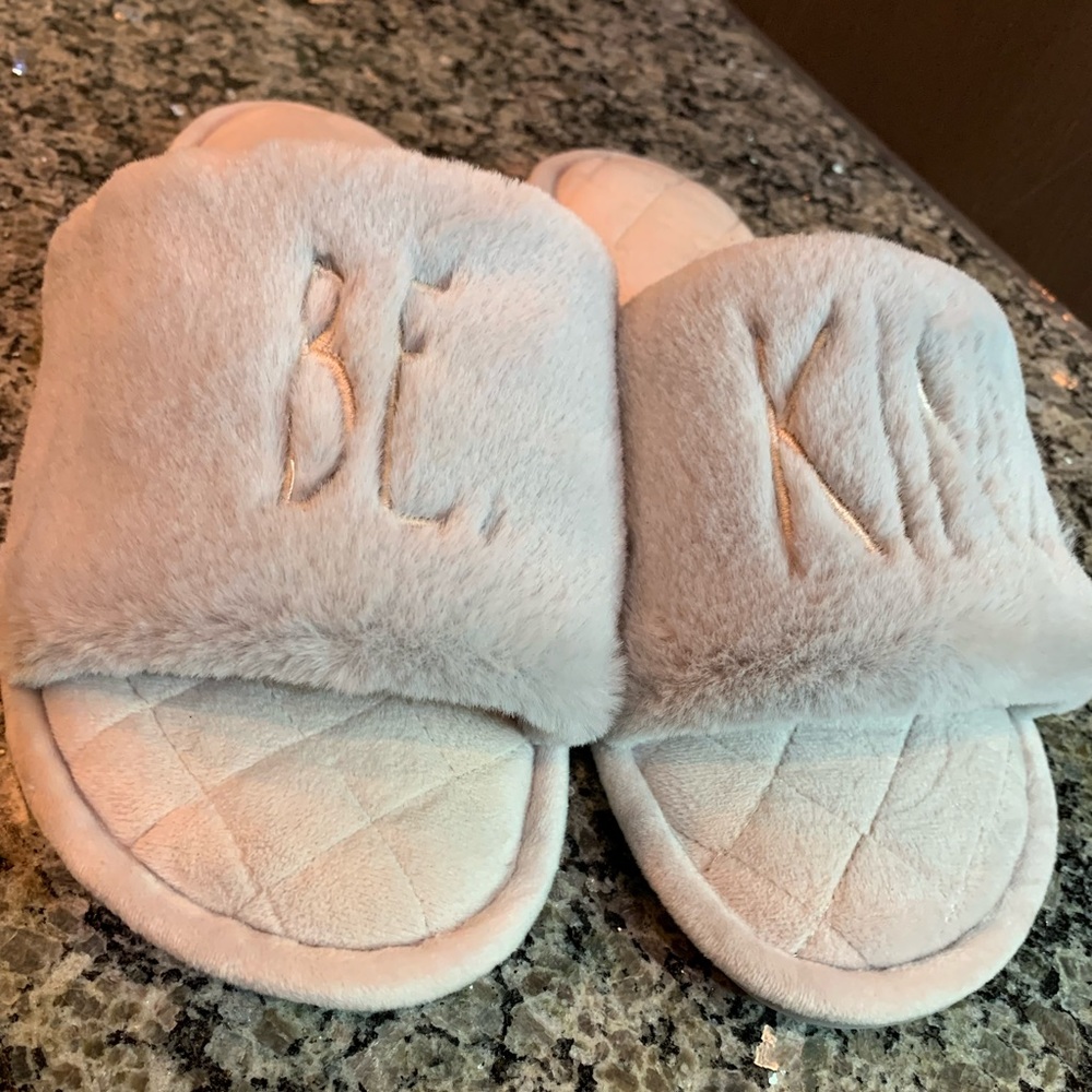 Rae Dunn BE KIND Gray Faux Fur Memory Foam Slippers Size Medium - Picture 5 of 5